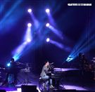 王力宏「福利秀」音樂會回到20年前個人第一場大型演唱會「繞著力宏轉｣所在地，唱爆大安森林公園，粉絲冒著細雨穿著雨衣坐在草皮上欣賞。（記者邱榮吉/攝影）