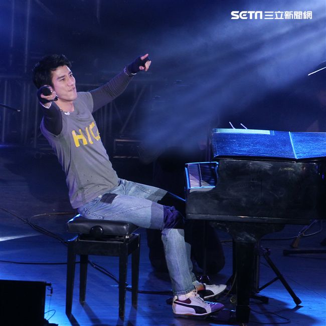 王力宏「福利秀」音樂會回到20年前個人第一場大型演唱會「繞著力宏轉｣所在地，唱爆大安森林公園，粉絲冒著細雨穿著雨衣坐在草皮上欣賞。（記者邱榮吉/攝影）