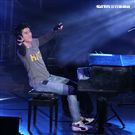 王力宏「福利秀」音樂會回到20年前個人第一場大型演唱會「繞著力宏轉｣所在地，唱爆大安森林公園，粉絲冒著細雨穿著雨衣坐在草皮上欣賞。（記者邱榮吉/攝影）