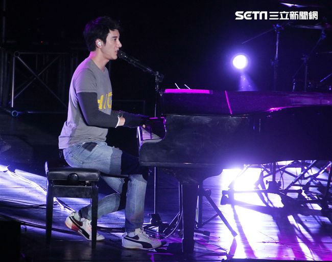 王力宏「福利秀」音樂會回到20年前個人第一場大型演唱會「繞著力宏轉｣所在地，唱爆大安森林公園，粉絲冒著細雨穿著雨衣坐在草皮上欣賞。（記者邱榮吉/攝影）