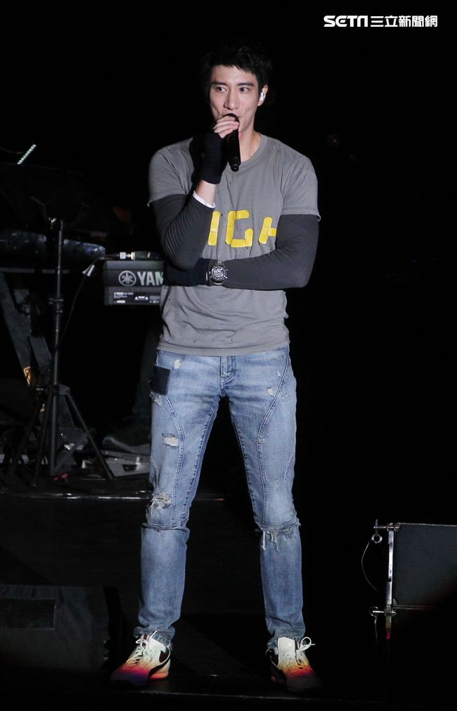 王力宏「福利秀」音樂會回到20年前個人第一場大型演唱會「繞著力宏轉｣所在地，唱爆大安森林公園，粉絲冒著細雨穿著雨衣坐在草皮上欣賞。（記者邱榮吉/攝影）