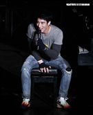 王力宏「福利秀」音樂會回到20年前個人第一場大型演唱會「繞著力宏轉｣所在地，唱爆大安森林公園，粉絲冒著細雨穿著雨衣坐在草皮上欣賞。（記者邱榮吉/攝影）