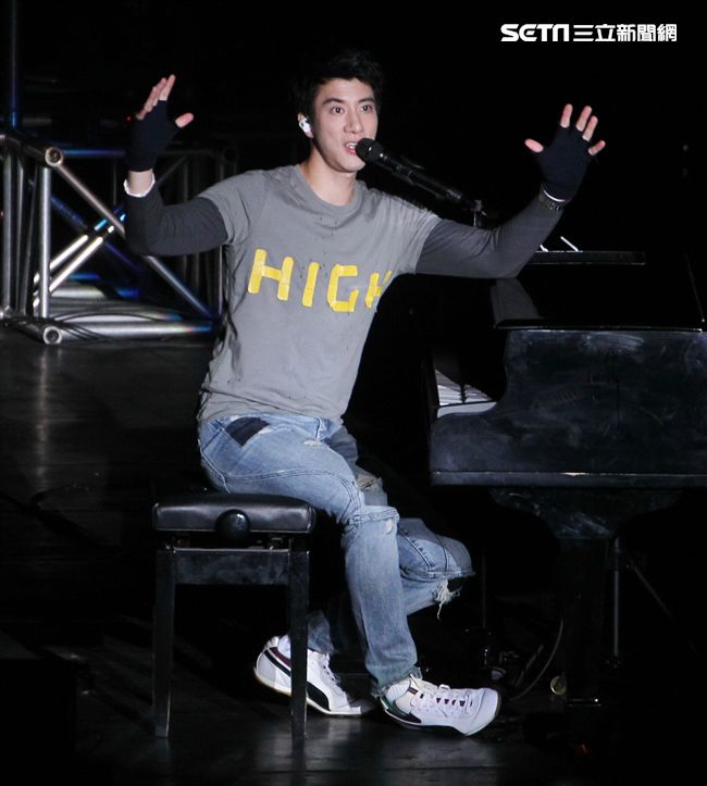 王力宏「福利秀」音樂會回到20年前個人第一場大型演唱會「繞著力宏轉｣所在地，唱爆大安森林公園，粉絲冒著細雨穿著雨衣坐在草皮上欣賞。（記者邱榮吉/攝影）