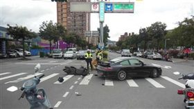 黑色保時捷911跑車迴轉時遭同向機車追撞（翻攝畫面）