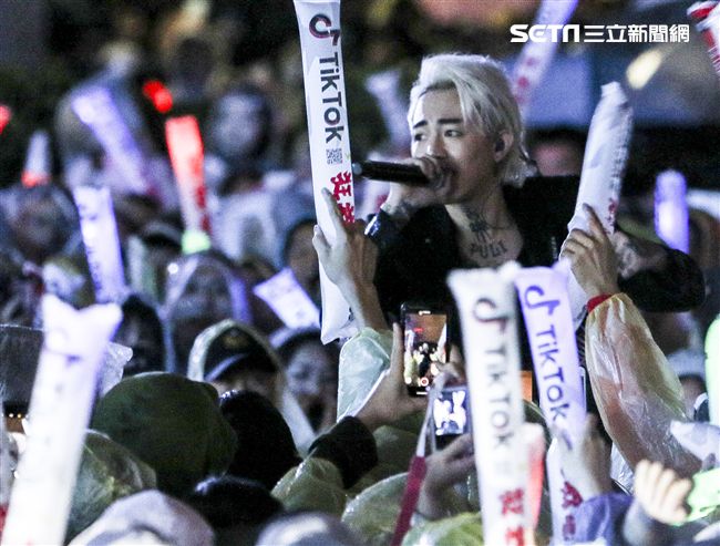 2019臺北市政府跨年晚會演唱嘉賓謝和弦。（記者林士傑/攝影）