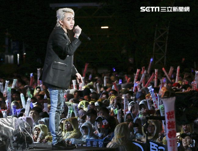 2019臺北市政府跨年晚會演唱嘉賓謝和弦。（記者林士傑/攝影）