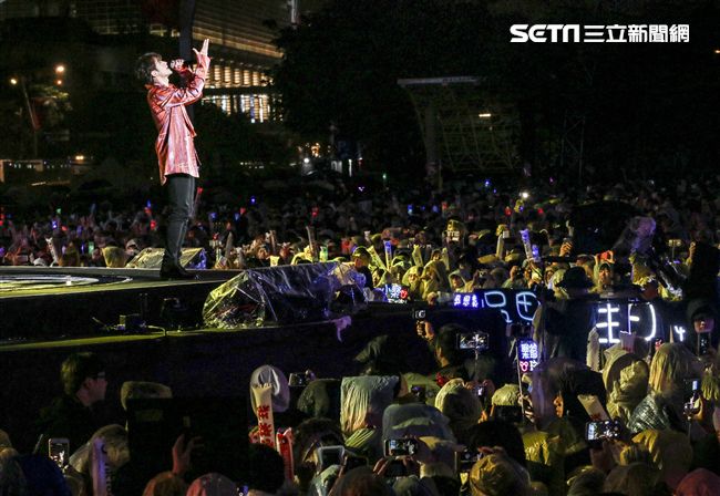 2019臺北市政府跨年晚會演唱嘉賓小樂吳思賢。（記者林士傑/攝影）