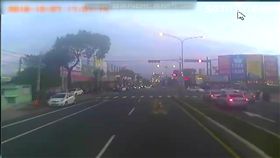 煞車失靈險撞! 駕駛逆向閃...網讚