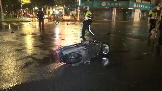 疑闖紅燈撞上轎車！騎士當場倒地身亡