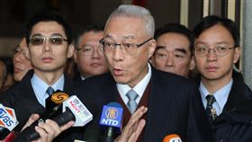 是否參選總統  吳敦義：適時表態國民黨黨主席吳敦義（前中）1日先出席中國國民黨中央自辦的元旦升旗典禮，後轉往國父紀念館向總理銅像獻花致敬。受訪時媒體問到何時會表態參選總統，吳敦義說，在適當的時間自然會表達態度。中央社記者張皓安攝  108年1月1日