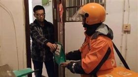 今日就是雙11購物節，各大電商都祭出行銷花招搶客，物流也早已備戰多時。大陸杭州下城區一名男子幫女友網購感冒藥，沒想到只過5分鐘，門鈴就響了，速度相當驚人，也讓他們直呼「太快了！」（圖／翻攝自新藍網）