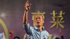 選前之夜　韓國瑜激昂喊話炒熱氣氛（2）選前之夜，國民黨高雄市長候選人韓國瑜（中）23日在夢時代旁廣場舉行造勢晚會，韓國瑜現身舞台重申執政願景，宣示帶動高雄經濟發展決心，將現場氣氛帶向高點。中央社記者王飛華攝　107年11月23日