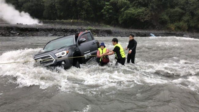 溪水暴漲吉普車困湍流　3人驚險獲救