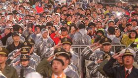 元旦府前升旗  民眾大聲唱國歌中華民國108年元旦總統府升旗典禮1日在總統府前凱達格蘭大道舉行，許多民眾冒雨前往參加升旗，大聲唱國歌與國旗歌。中央社記者裴禛攝  108年1月1日