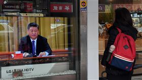 習近平定調九二共識　內涵新增國家統一目標中國國家主席習近平2日在「告台灣同胞書」發表40週年紀念會上大篇幅提「一國兩制」，多次提「統一」。對九二共識，他說是「在一個中國原則基礎上達成『海峽兩岸同屬一個中國，共同努力謀求國家統一』的九二共識」。圖為台灣民眾在街頭觀看直播。中央社記者孫仲達攝　108年1月2日