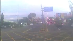 剎車失靈逆向撞分隔島 網友讚:正港老司機