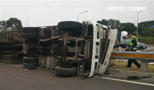 大貨車,翻覆,爆頭,台南,翻攝畫面