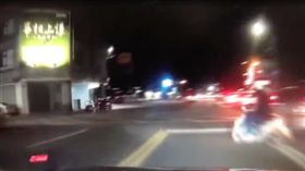 行車記錄器，爆料公社，車禍，騎士，闖紅燈。翻攝爆料公社