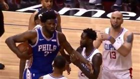 ▲恩比德與與貝佛利籃下衝突。（圖／取自推特）