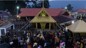 打破數世紀禁忌　女性首度踏入印度神廟　圖／翻攝自推特