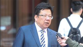 蘇(啟)誠案 綠指假消息危害民主駐大阪辦事處前處長蘇(啟)誠輕生案，民進黨立法院黨團幹事長李俊俋（前）21日表示，沒有假消息就沒有後續調查，社會應共同面對假消息對台灣民主的危害。中央社記者謝佳璋攝  107年12月21日