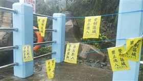 宜蘭東澳粉鳥林秘境坍方　暫時封閉宜蘭東澳粉鳥林秘境日前發生坍方，崩落的土石掩埋入口處，林務局緊急設置封鎖線，暫時封閉秘境。（林務局提供）中央社記者沈如峰宜蘭縣傳真　108年1月2日