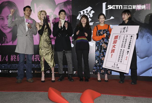 愛上卡夫卡映前記者會，林哲熹擲茭全體人員狂喜。（記者林士傑/攝影）