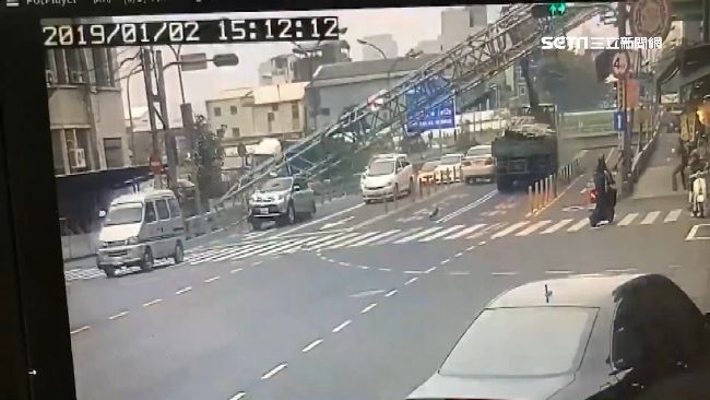 驚悚畫面曝光！吊車撞斷限高架砸2傷