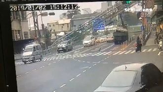 驚悚畫面曝光！吊車撞斷限高架砸2傷