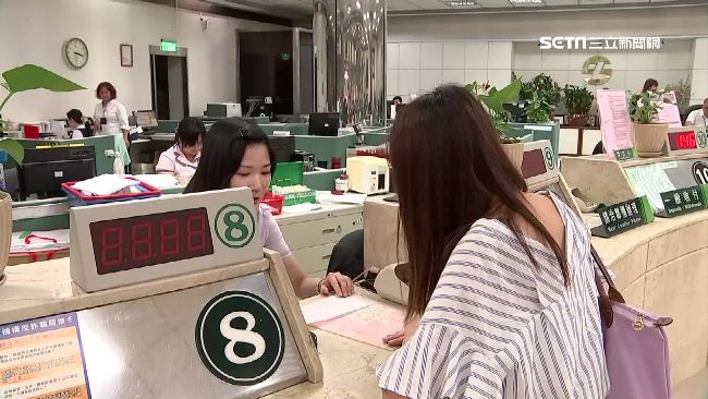 勞保紓困貸款今天截止申請，土地銀行全台分行特別加班至下午5點，應付臨櫃申請人潮。土地銀行提醒，線上申請截止時間為今晚23時59分，民眾務必提前完成送件，避免系統壅塞。（圖／資料照）
