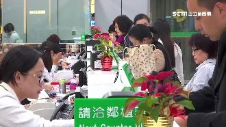 金飯碗不再　行員現「2高1低」現象