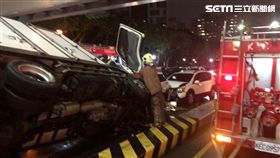 新北市林口區冷凍貨車追撞連環車禍現場（翻攝畫面）