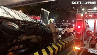 冷凍車飛越安全島　造成5車連環追撞