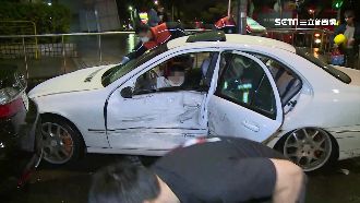 未禮讓救護車！賓士失控擦撞釀5傷