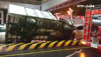 貨車轉彎失控暴衝　連續撞翻4轎車