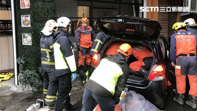 女三寶突爆衝　她駕車撞飲料店慘受困