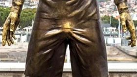 偉人雕像那裡亮到不行！原來都已經被抓到破皮了（圖／翻攝自太陽報）