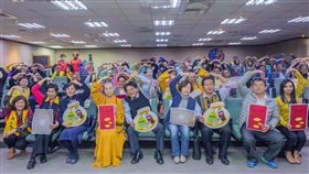 屏縣府結合民間單位歲末送暖　潘孟安致謝屏東縣政府2日舉辦「108年春節送暖歲末關懷活動」，將在農曆春節前，與民間慈善單位一同啟動關懷列車，發放紅包壓歲錢給低收入戶家庭，縣長潘孟安（前中）感謝參與單位寒冬送暖。（屏東縣政府提供）中央社記者郭芷瑄傳真　108年1月2日