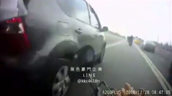 轎車違規右切害摔車　網友：蓄意殺人