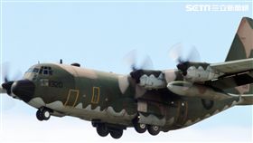 空軍Ｃ-130H運輸機實施「高進場突擊落地」60度小轉彎秀性能，和三型主力戰機尬技術驚艷全場。（記者邱榮吉/台東拍攝）