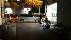 台中沙鹿槍擊案　男中3槍命危台中市沙鹿區24日下午發生槍擊案，一名男子遭開3槍後倒地不起，當場無生命跡象，已緊急送醫救治，警方封鎖現場偵辦。（翻攝畫面）中央社記者蘇木春傳真　107年12月24日