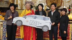 提升偏鄉醫療　懷仁基金會捐台東醫療車及公務車佛教懷仁基金會2日捐贈台東大武鄉、海端鄉、卑南鄉、綠島鄉衛生所各一輛醫療巡迴車及台東縣政府社會處一輛公務車，由台東縣長饒慶鈴（中）代表接受。（台東縣政府提供）中央社記者盧太城台東傳真　108年1月2日