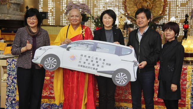 懷仁基金會捐台東醫療車及公務車