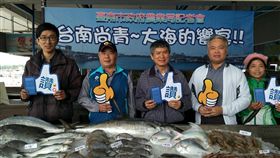 台南農業局推廣海鮮　將軍漁港擺新鮮漁獲台南市農業局2日上午以「台南尚青，大海的饗宴」為主題，在將軍漁港舉辦海鮮推廣記者會，現場擺滿新鮮漁獲。中央社記者楊思瑞攝　108年1月2日