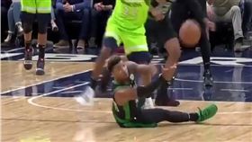 ▲聰明哥Marcus Smart倒地神助攻，塞爾蒂克完成4秒快攻。（圖／翻攝自IG）