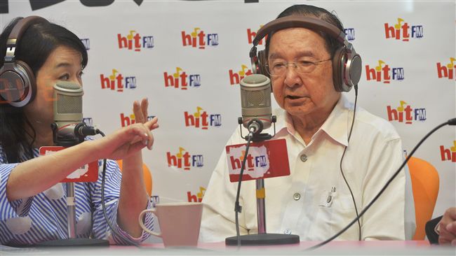 老人反應像恐龍　他：逼宮也會lag