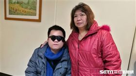 電子眼植入手術幫助左先生（左）擺脫全盲。（圖／記者楊晴雯攝）