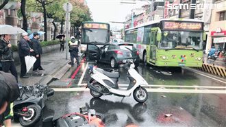 輔大前恍神衝對向　男撞翻2車4人傷