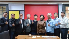 看好雲林產業發展　汽車底盤業者投資設廠雲林縣政府3日表示，汽車底盤零組件材料業者將設廠雲林斗南，預計投資新台幣30億元、創造400名就業機會，雲林縣議員蔡東富（右3）陪同業者拜會雲林縣長張麗善（右4）。（雲林縣政府提供）中央社記者葉子綱傳真　108年1月3日
