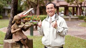 雲林小叮噹校長  躍上教育家部落格教育部最新一期「教育家部落格」，述說雲林縣鎮西國小「小叮噹校長」張景哲（圖）的故事，他彷彿有個百寶袋，隨時滿足孩子的各種需求和夢想；並時常藉由簡單的任務分派，讓孩子找回成就感和上學的樂趣。（教育部提供）中央社記者陳至中台北傳真  108年1月2日